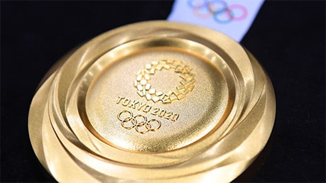 zlatá medaila s nápisom TOKYO 2020