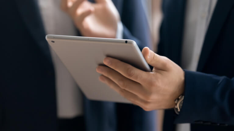 ilustračný obrázok muža držiaceho tablet