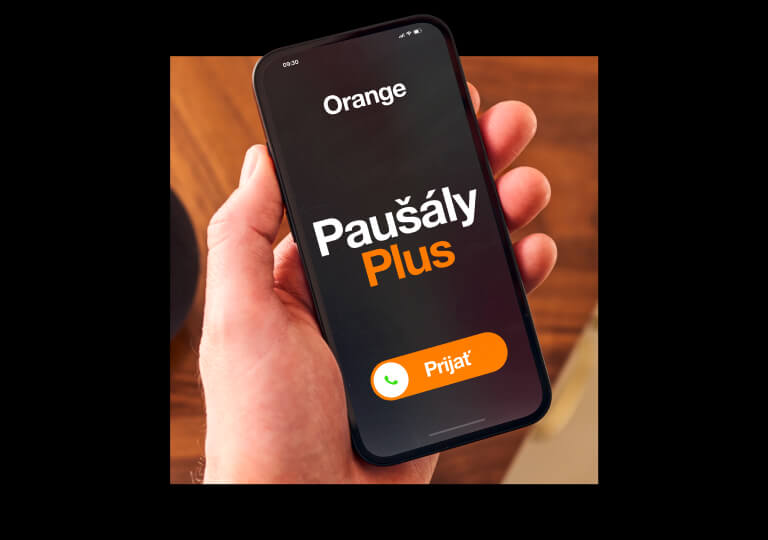 telefón na dlani s textom Paušály Plus na obrazovke