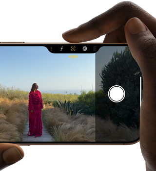 Ovládanie kamery na iPhone 16 Pro, pravý prst sa kĺže po bočnej strane telefónu, aby upravil hĺbku poľa