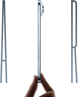 Bočný pohľad na iPhone Air vo farbe nebeská modrá, palec a ukazovák držia iPhone Air, veľmi tenký profil, sústava kamery Fusion, bočné tlačidlo a ovládanie kamery