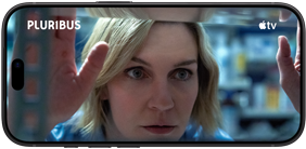 iPhone 18 Pro na šírku, vidíme detailný záber ženy, ktorá pozerá von oknom. Názov seriálu: Pluribus