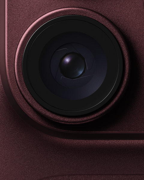 Objektív hlavnej kamery s variabilnou clonou na iPhone 18 Pro v burgundskej farbe