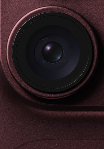 Objektív hlavnej kamery s variabilnou clonou na iPhone 18 Pro v burgundskej farbe
