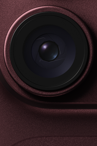 Objektív hlavnej kamery s variabilnou clonou na iPhone 18 Pro v burgundskej farbe