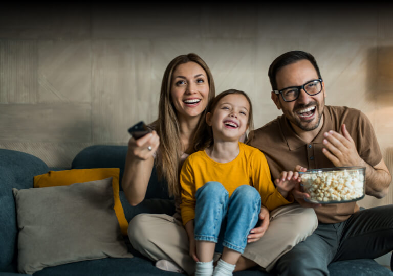 veselá rodinka za stolom s prístrojom Huawei WiFi Mesh