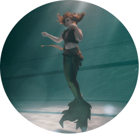 morská panna vo vode s mobilom