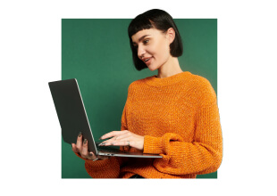 mladá žena pracujúca na notebooku