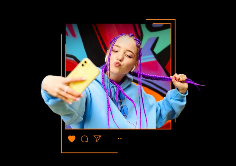 fialovlasá dievčina si robí selfie