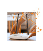 ruky pokladajúce router s Orange plášťom