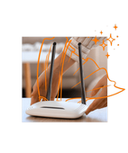 ruky pokladajúce router s Orange plášťom