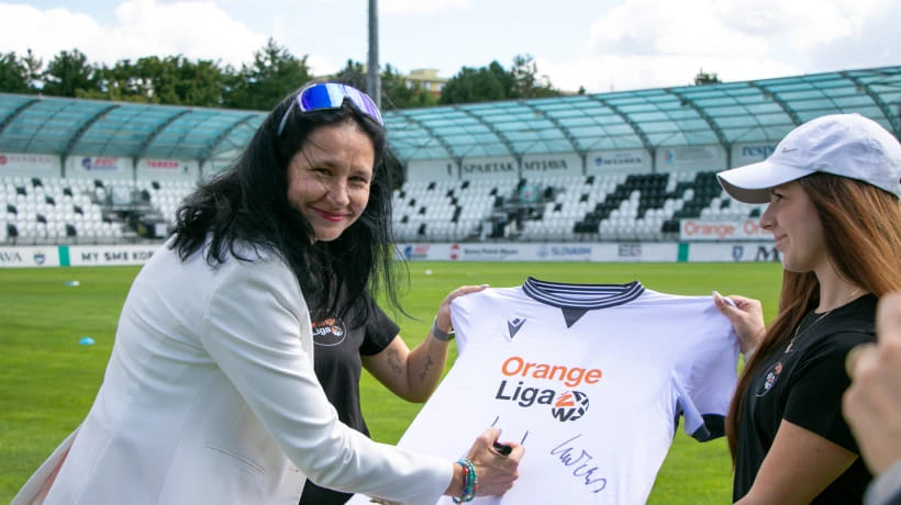 ilustračný obrázok k článku: Na ihrisku rozhoduje vášeň a nasadenie, nie stereotypy – Orange ako generálny partner podporuje aj ženský futbal