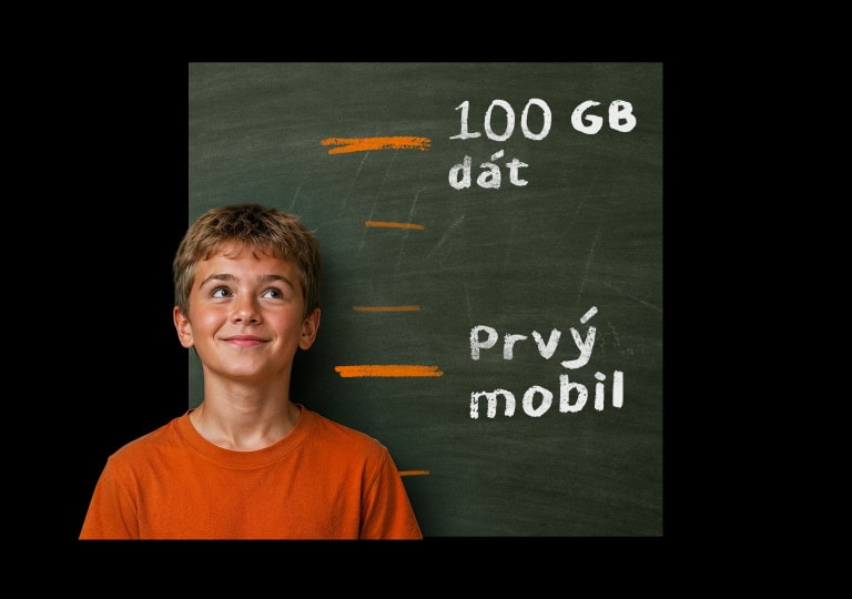 chlapec pred tabuľou s nápisom Prvý mobil