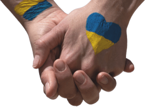 ruky s namaľovaným srdcom vo farbách ukrajinskej vlajky