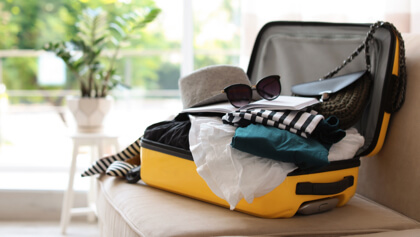 cestovný kufor plný oblečenia