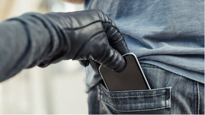 zlodej kradnúci mobil z cudzieho vrecka