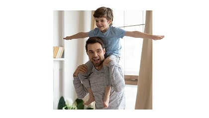 otec hrajúci sa so synom