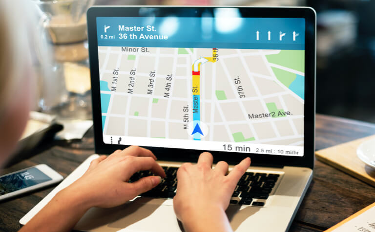 monitor zobrazujúci sledovanie vozidla na mape