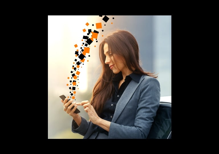 žena s mobilom