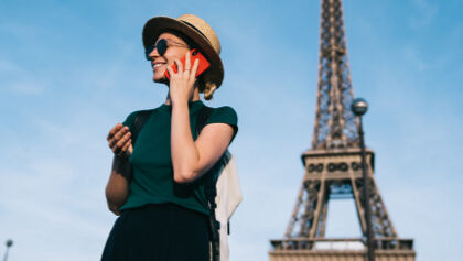 žena s mobilom pri Eiffelovej veži
