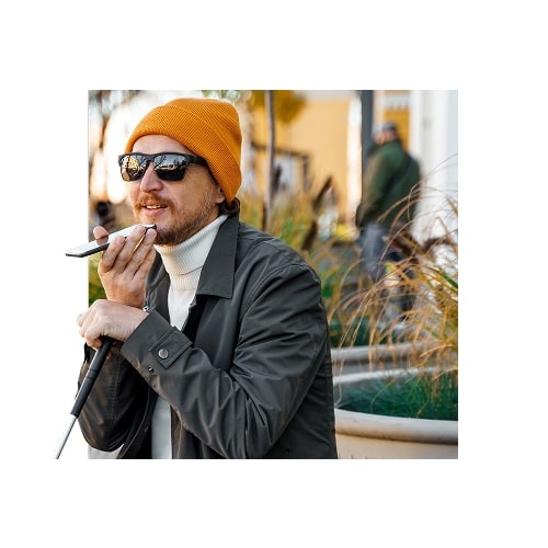 nevidiaci muž s telefónom v ruke