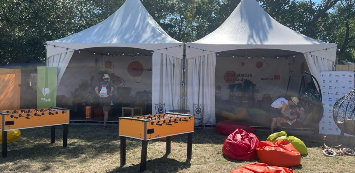 stany, sedacie vaky a stolný futbal