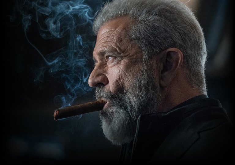 muž s cigarou