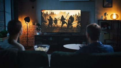 ľudia sledujúci televíziu