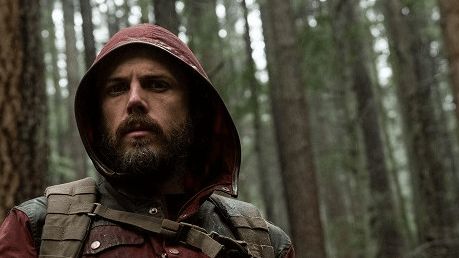 Casey Affleck pozerajúci do kamery