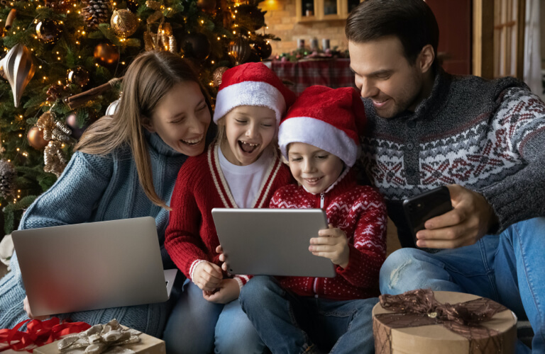 rodina pri vianočnom stromčeku