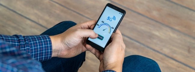 mobil s nápisom 5G na displeji