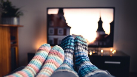 štrikované ponožky pri TV