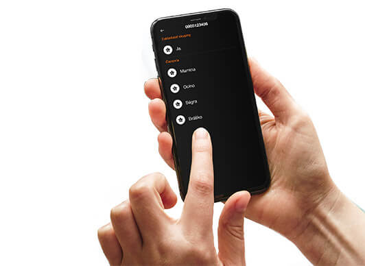 mobilný telefón v ruke