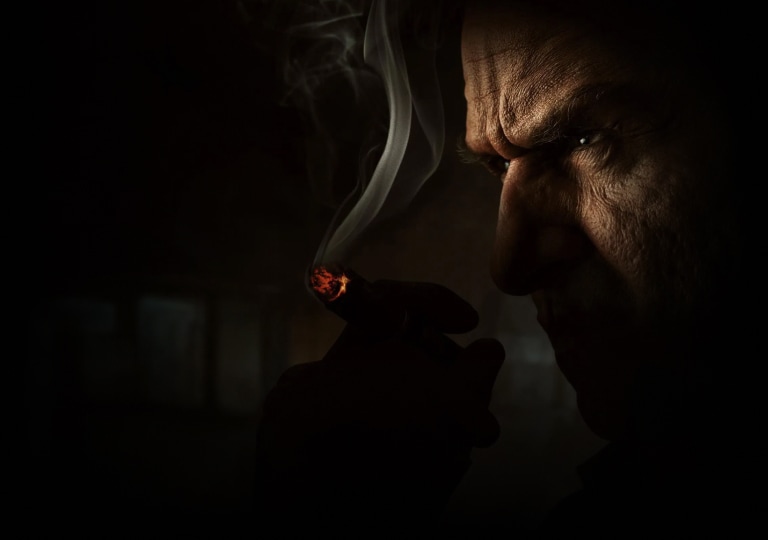 muž s cigarou