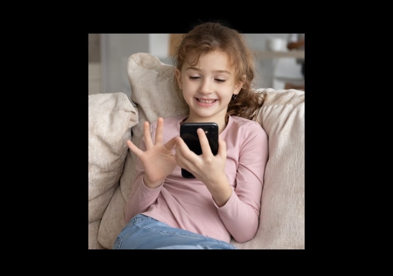 dievča hrajúce sa s mobilom