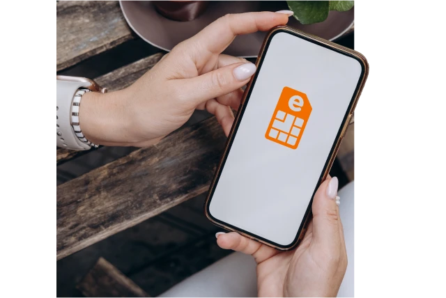 ruka držiaca telefón s eSIM