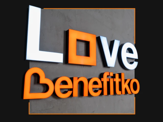 grafika s nápisom Love Benefitko