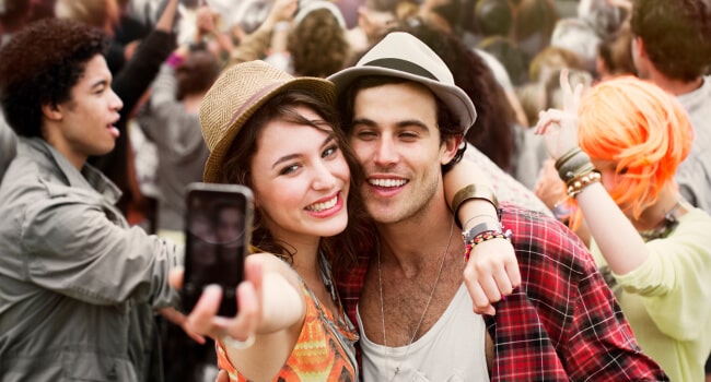 pár na festivale s mobilom