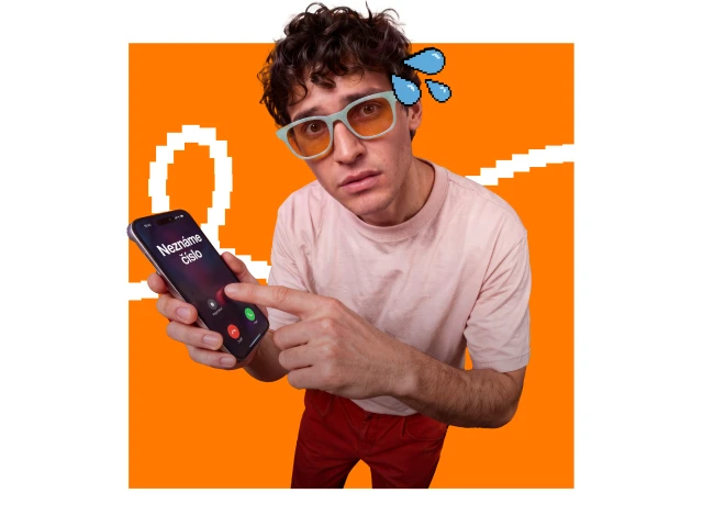 mladý muž s telefónom v ruke na oranžovom pozadí