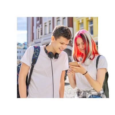 chlapec a dievča s telefónom