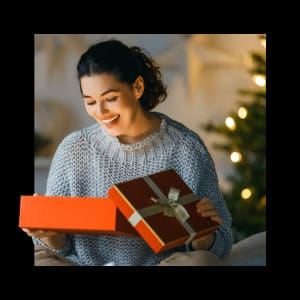žena s otvoreným darčekom