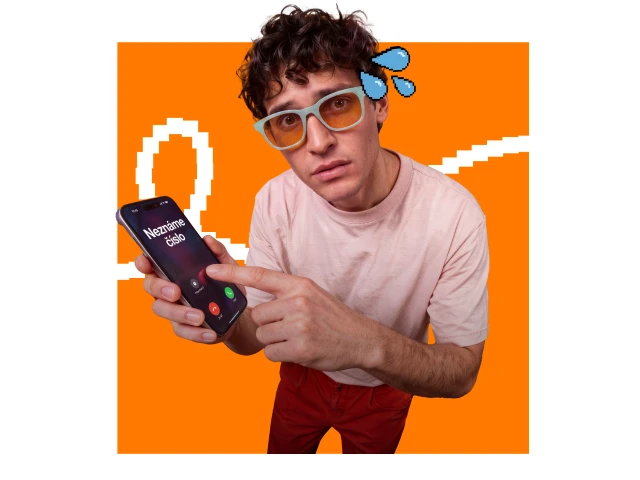 mladý muž s telefónom