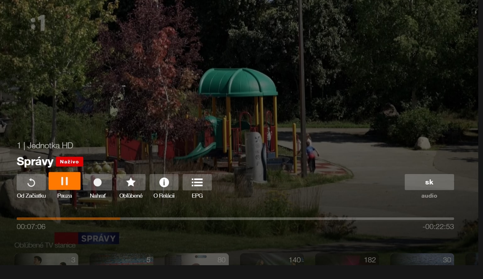 obrazovka s prehrávacím barom a ikonou pauzy