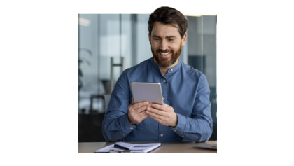 muž pracujúci na tablete