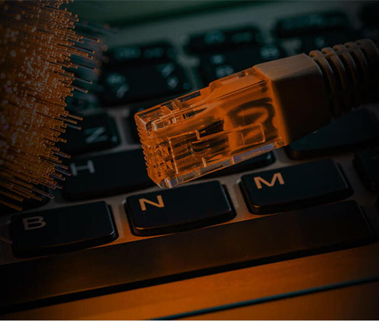 ilustrácia optických vlákien a ethernetového kábla