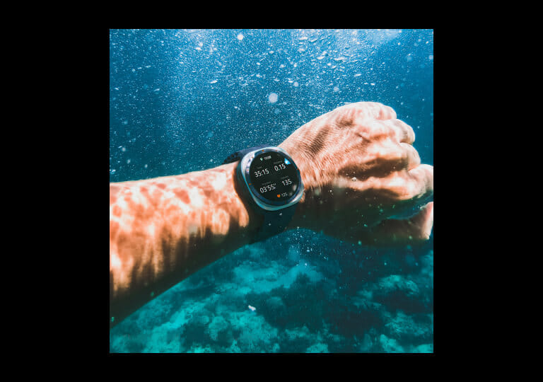 hodinky na ruke a pod vodou