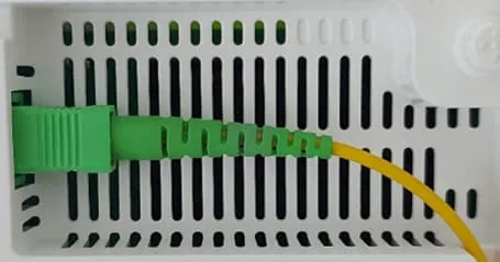 zapojenie optického káblu do zariadenia Huawei OptiXstar HG8245B7N