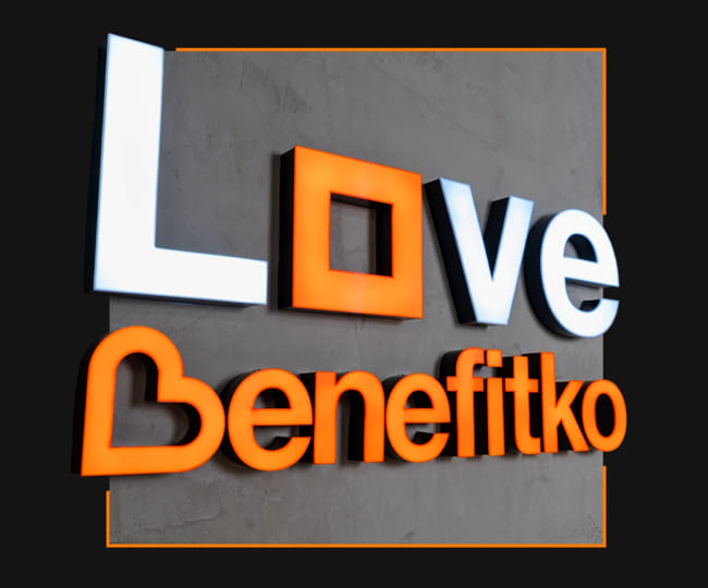 grafika s nápisom Love Benefitko