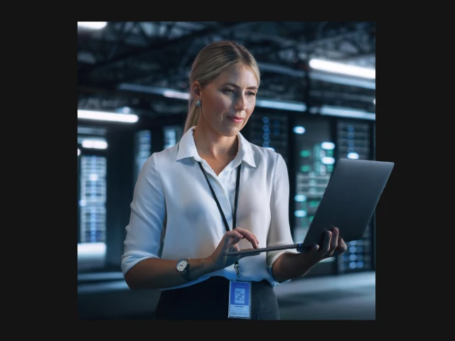 žena s notebookom v serverovni