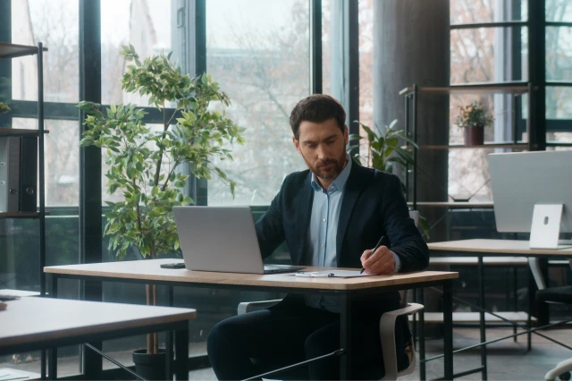 muž pracuje na notebooku